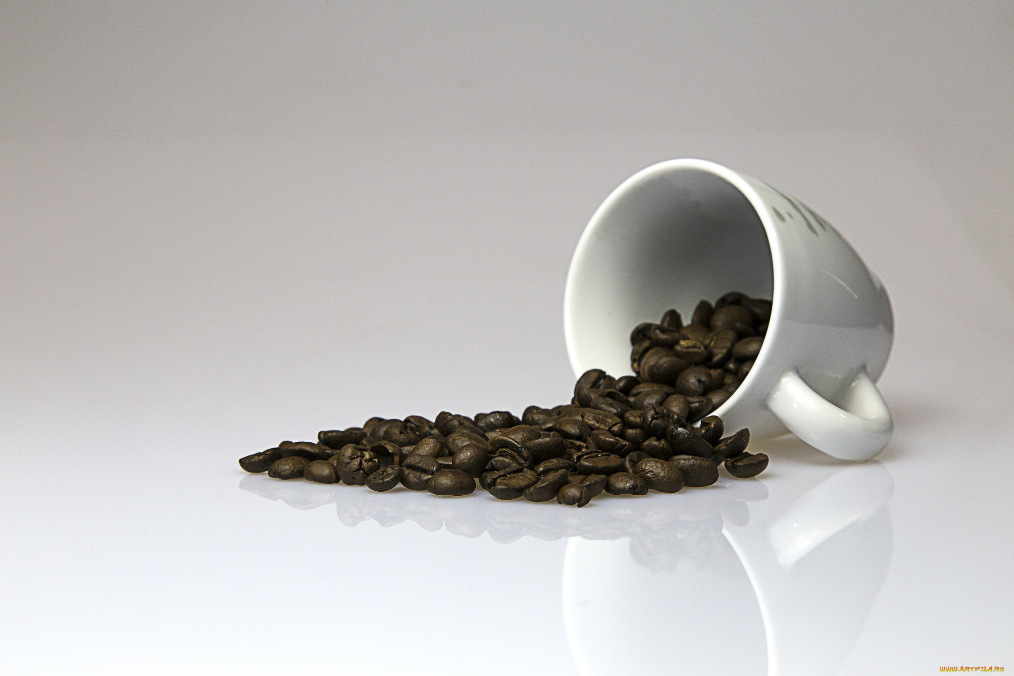 Кружка кофе кофеин. Кофе зерна Эстетика. Кофейные зерна Эстетика. Кофе чашка зерна Эстетика. Кофе лежит.